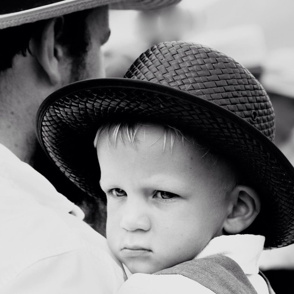 Фото сына черно. Father and son Black and White. Father and son Education. Men with son Black White. Father and son Labor.